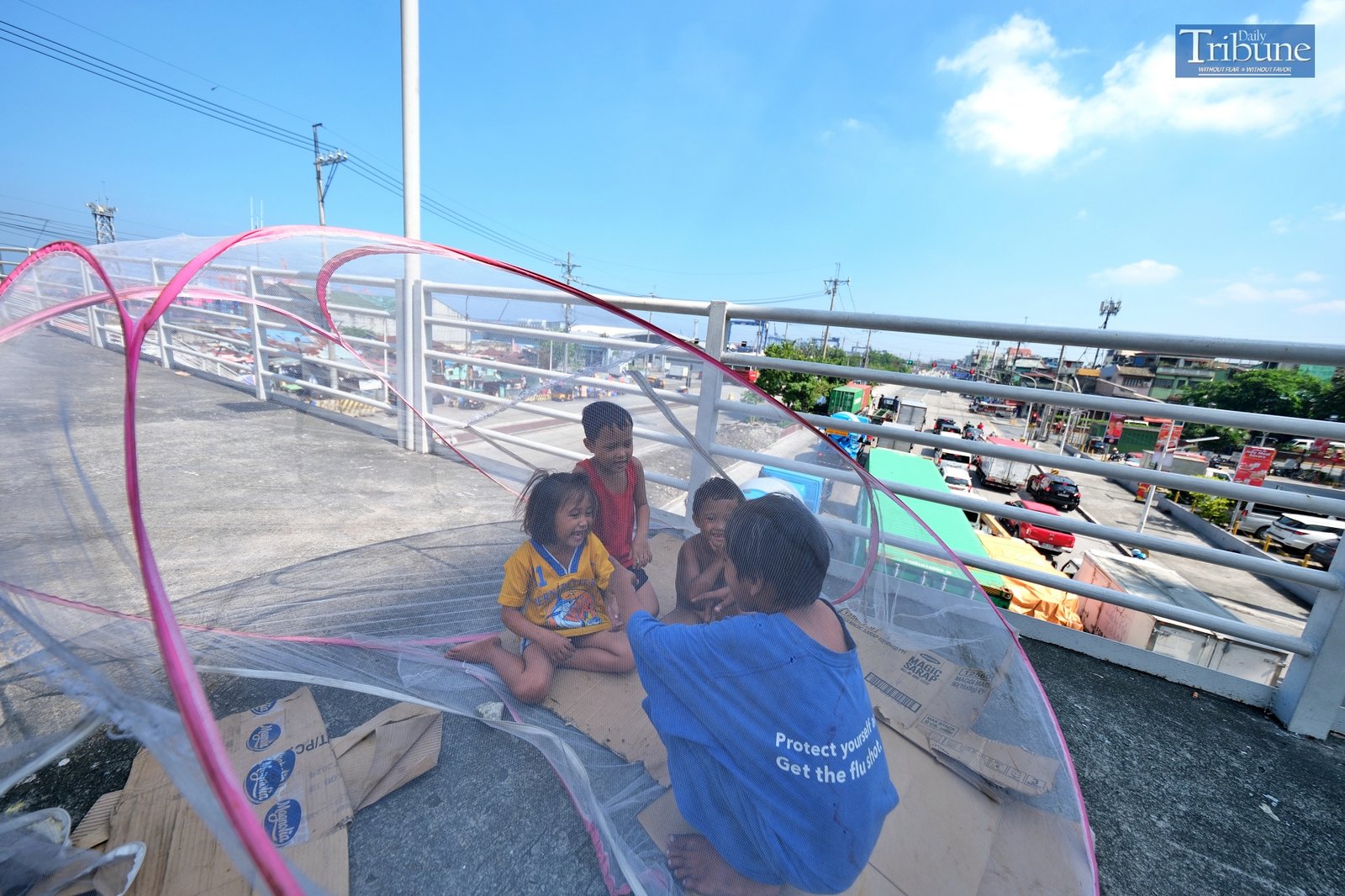TRIBUNE-kids-playing-on-the-bridge